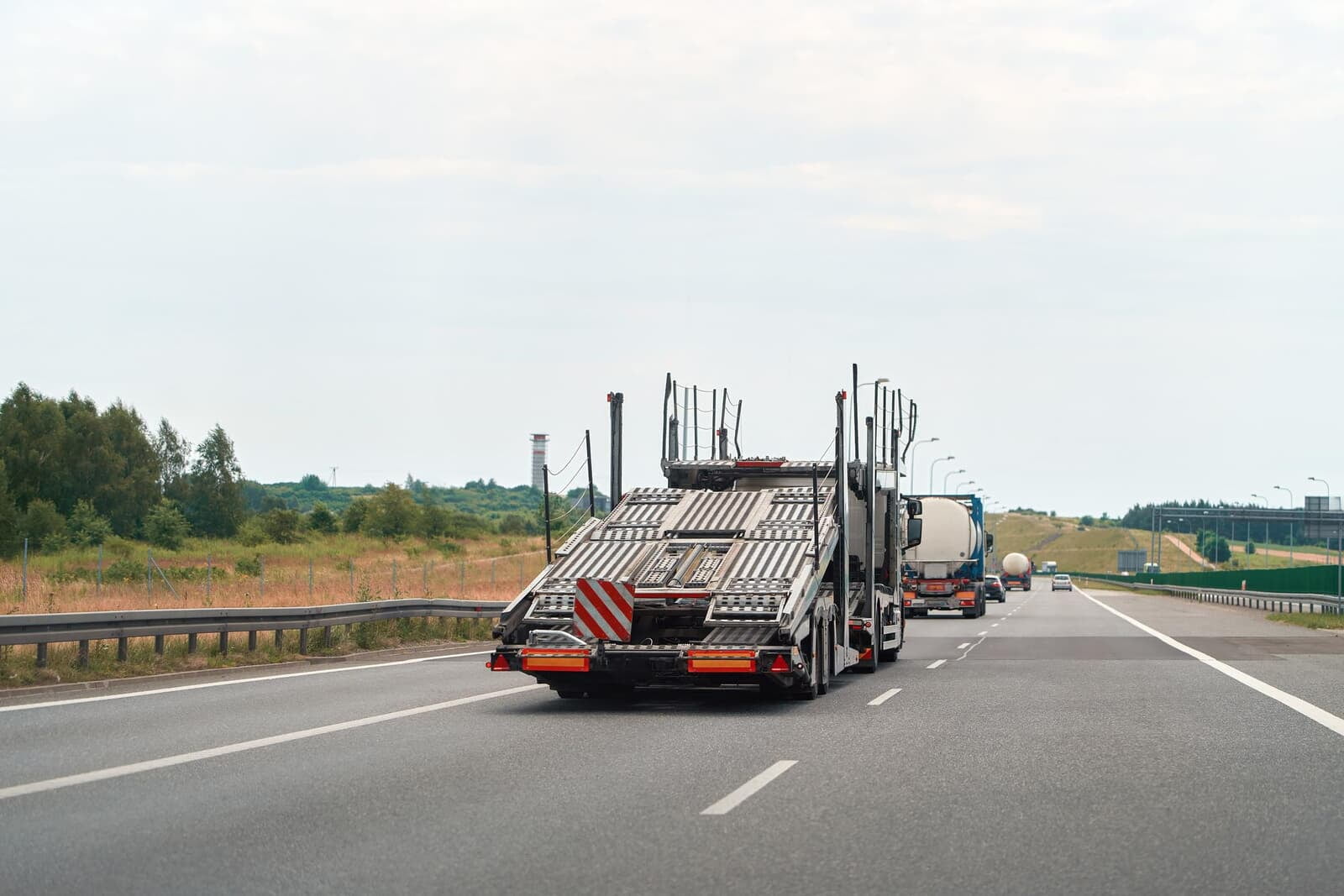 Convoyage ou transport par camion : comment choisir ?