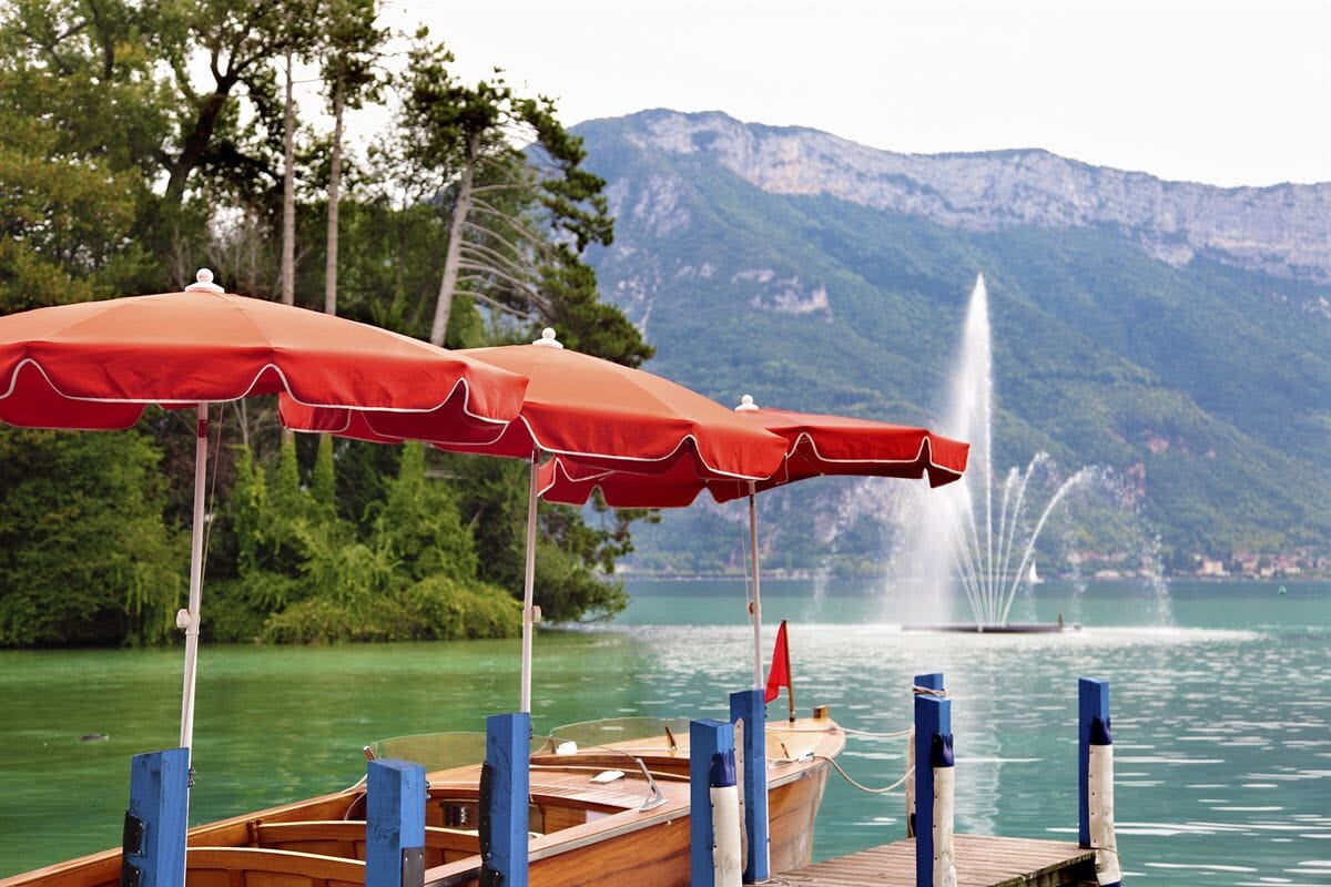 Le lac d'Annecy et les montagnes de Haute-Savoie