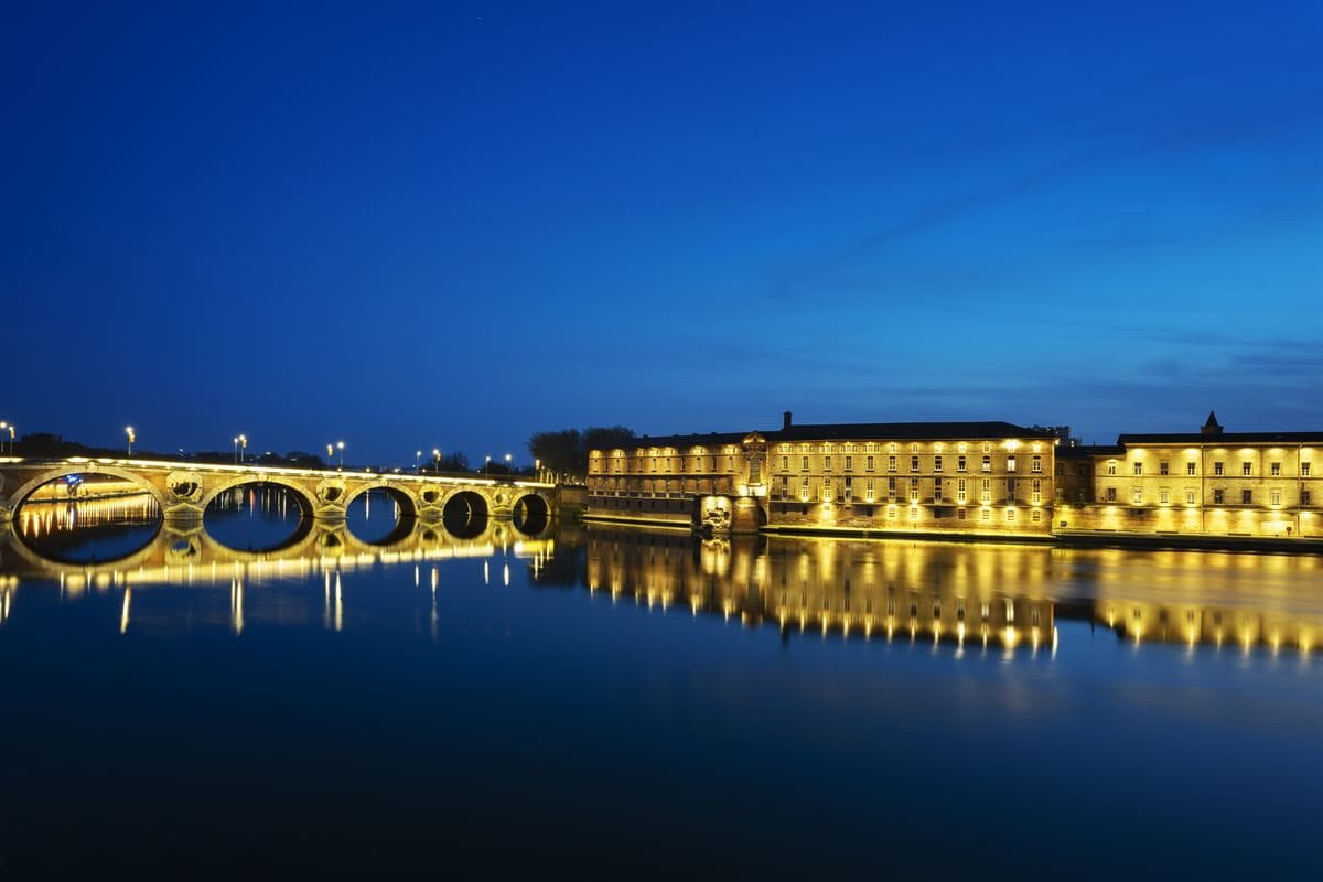 Le Pont Neuf de Toulouse illuminé de nuit