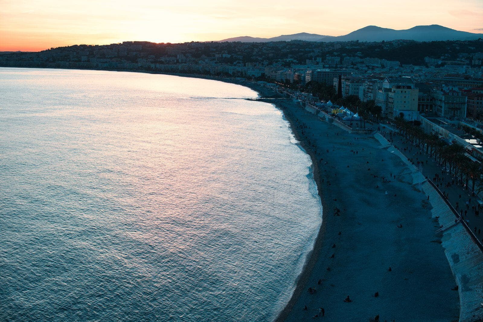 Le littoral de Nice et la baie des Anges, arrivée du convoyage depuis Paris